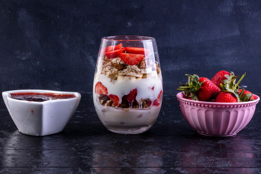 High Protein Recipes for Weight Loss-Greek yogurt parafait